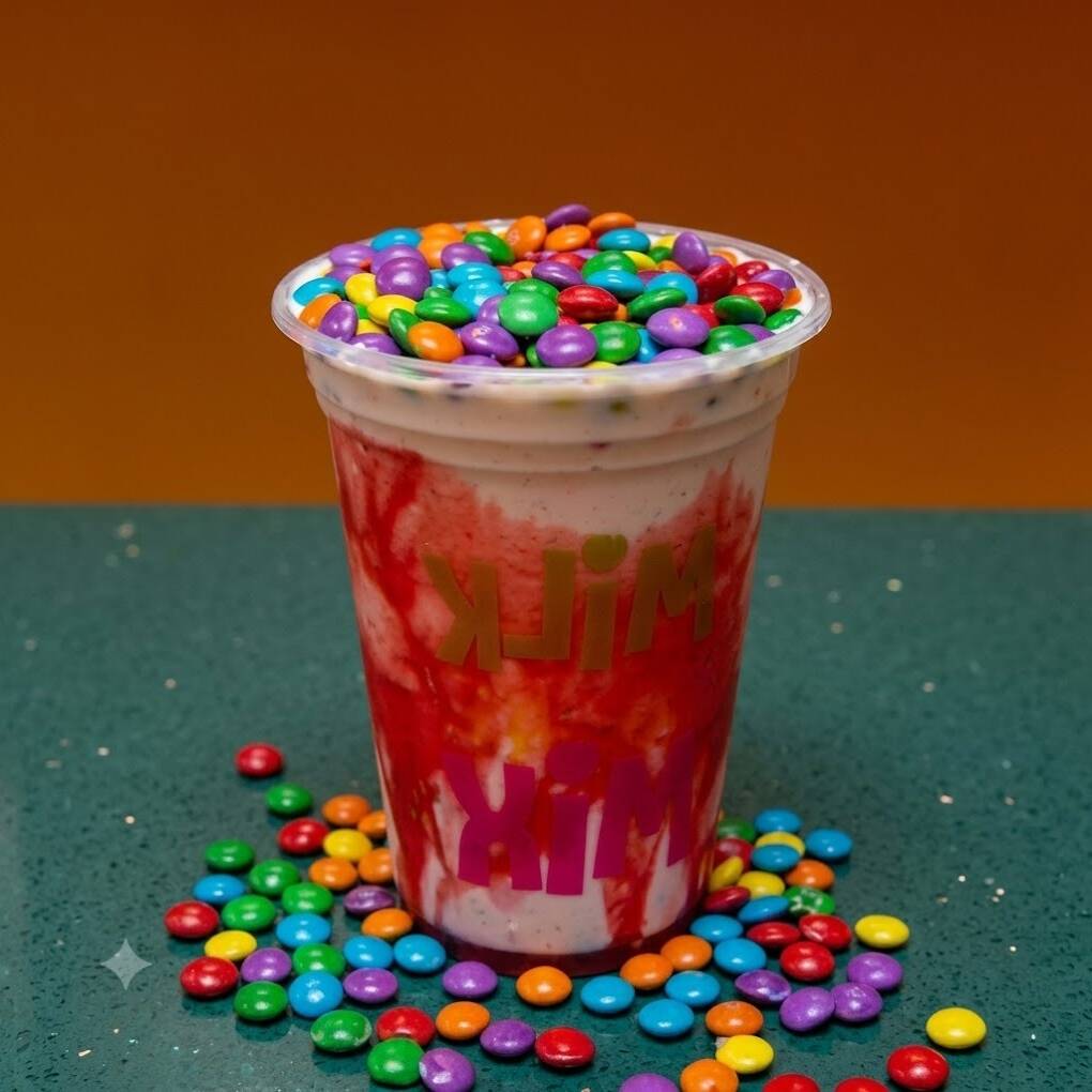 Milk shake de 250ml sabor misto (baunilha com chocolate).*Adicionais vão dentro do copo, na parte superior do sorvete/milk shake.