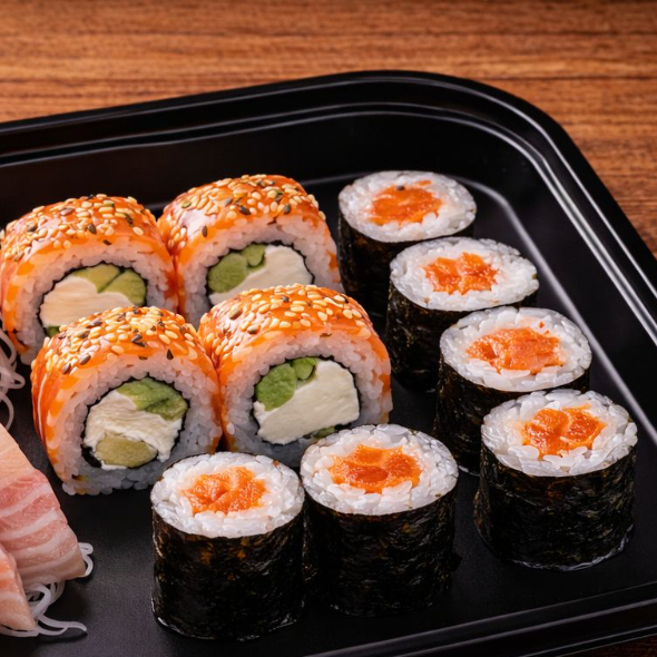 4 Sashimi de Salmão, 4 Uramaki Filadélfia, 4 Hossomaki de Salmão