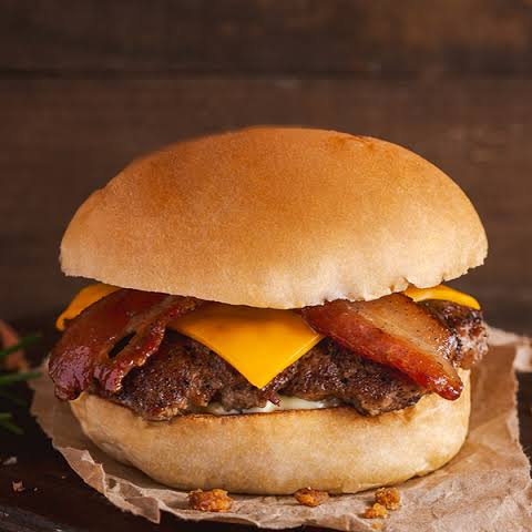 pão brioche selado na chapa, maionese, cheddar, hamburguer 70gr (fraldinha), bacon fatias, cheddar fatia, barbecue.