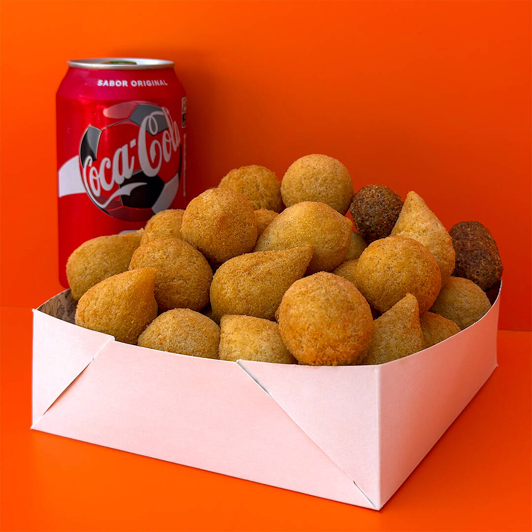 Contém 25 Salgadinhos Crocantes + Refrigerante em Lata (350ml). Salgados fritos na hora em óleo de algodão e entregues quentinhos, com o padrão de qualidade Coxinautas & ingredientes selecionados. Perfeitos para matar sua fome! :)
Peso Individual: 20g (Tamanho Tipo Festa),
Peso Total Aproximado: 500g de Salgados.