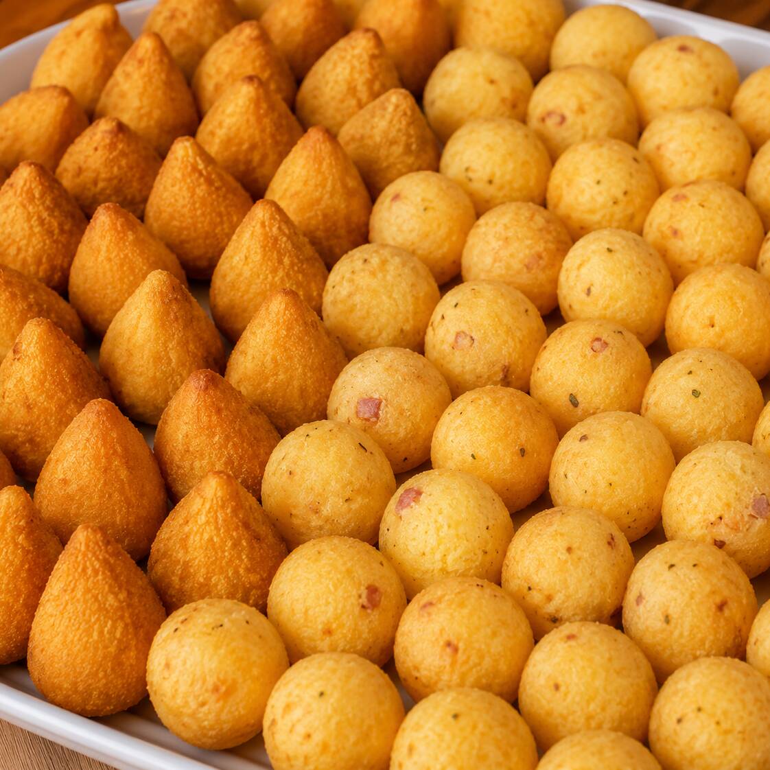 02 sabores e 100 salgadinhos: Mini coxinha de frango e queijo c presunto em bolinha e são fritos na hora.