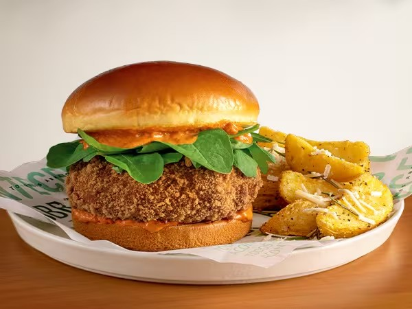 Hambúrguer de polpettone recheado com mozzarella, coberto por mix de molhos caesar e pomodoro e folhas frescas de baby rúcula no pão tipo brioche. Acompanha batata rústica temperada com toque Abbraccio