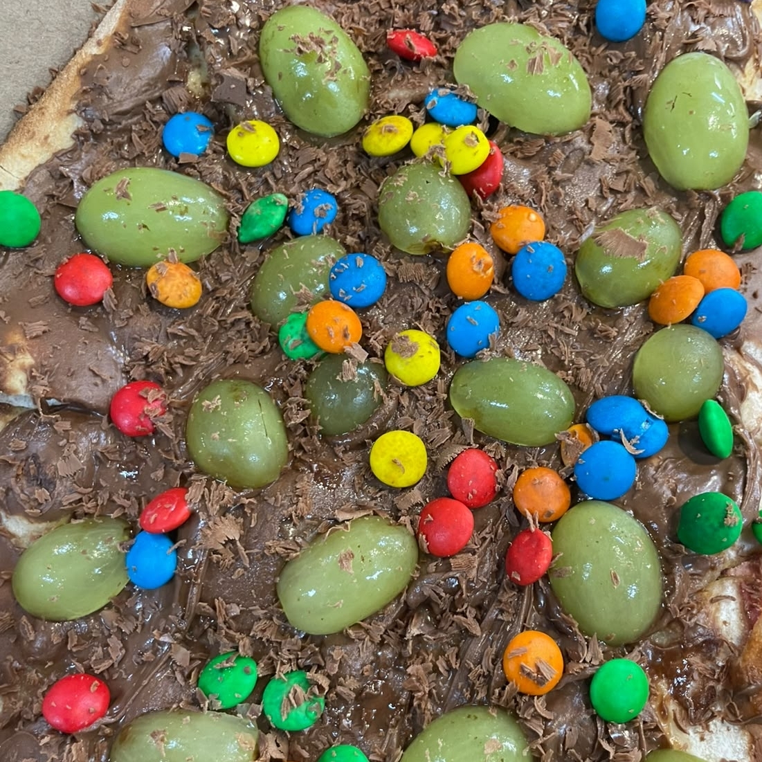 Chocolate, M&M's, uva e chocolate ralado