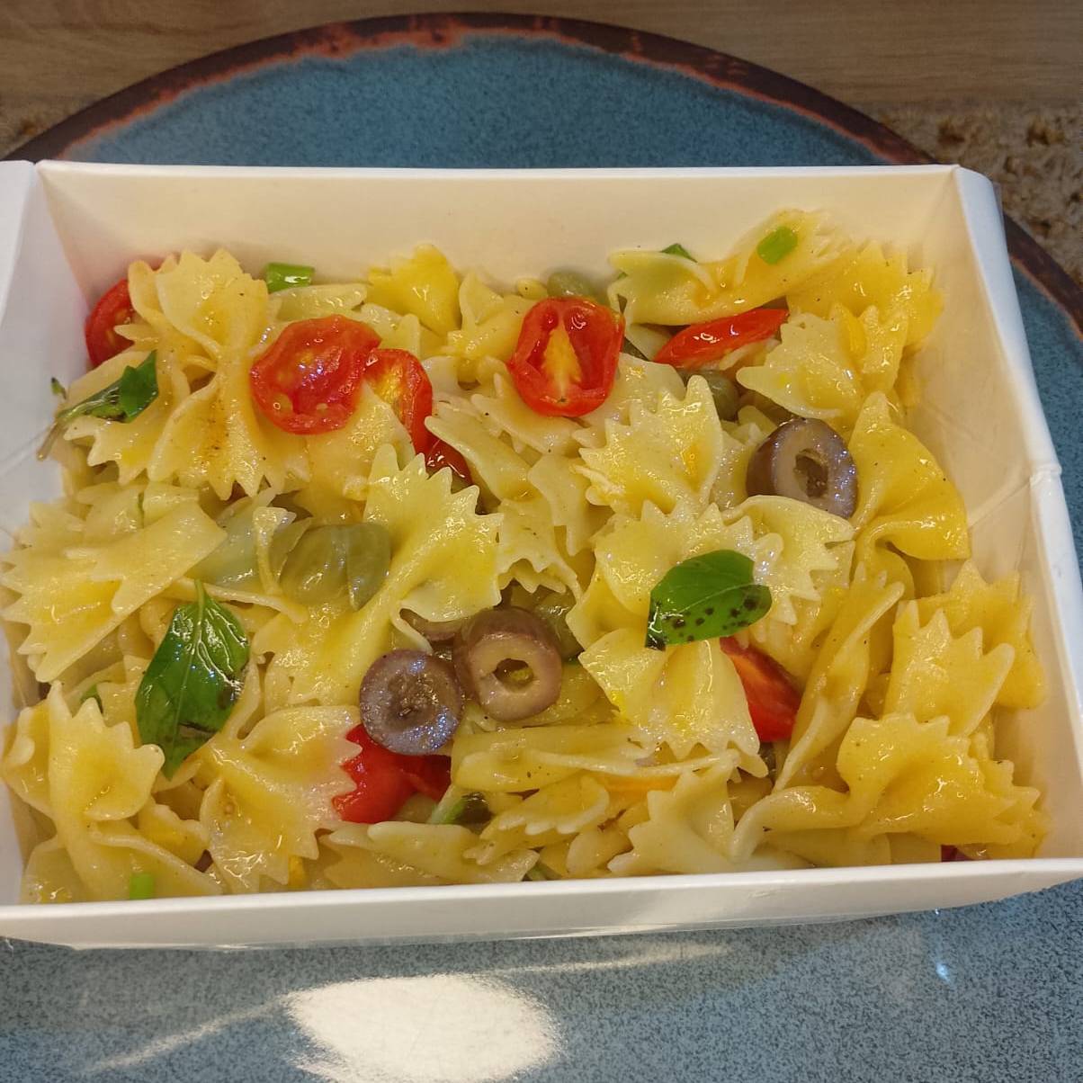 Massa Gravatinha tradicional e mediterrânea, com tomate confitado, alcaparras, azeitonas pretas, manjericão e um toque de limão siciliano.
A salada perfeita, aromática que não vai decepcionar nunca!