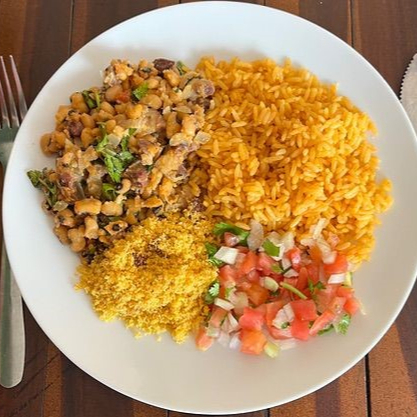 Feijão macassar, arroz, charque frita, vinagrete e farofa.