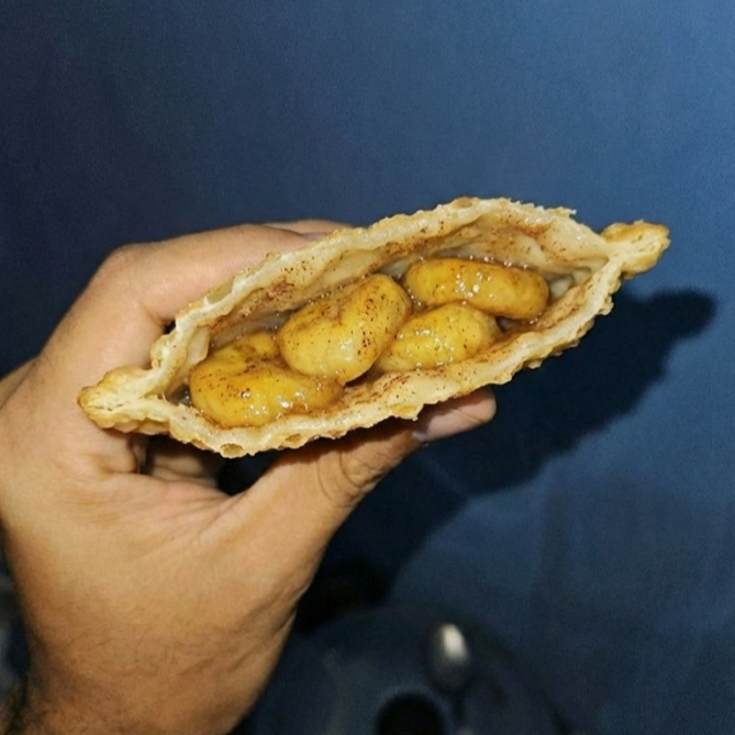 Pastel de banana com açúcar e canela