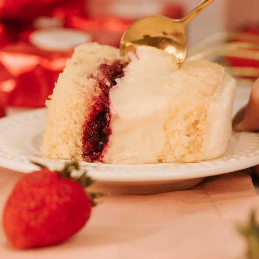 Deliciosa Massa branca fofinha e molhadinha, com recheio cremoso de Ninho + geléia artesanal de frutas vermelhas. Peso aproximado de 140 gramas.
