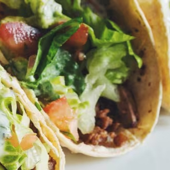 Duas Crocantes tortillas de milho fritas em forma de Concha para você montar. Acompanha salsa Mexicana, guacamole e sour cream.