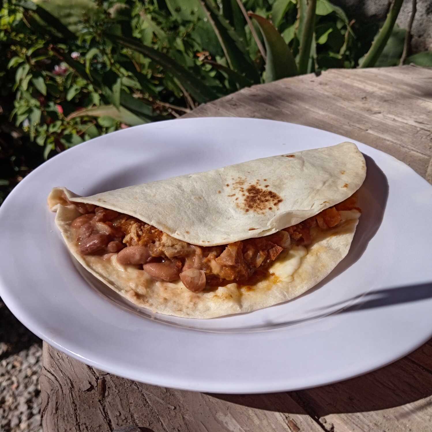 Quesadilla de Prensado en Rojo con Frijoles