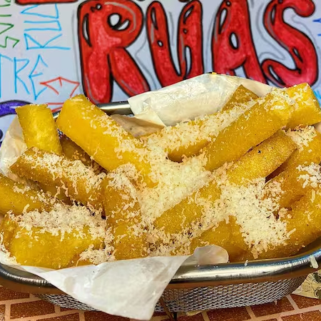 A Polenta Frita é um prato clássico, tipicamente da culinária italiana, que se tornou muito popular no Brasil, servido como acompanhamento, petisco ou tira-gosto.