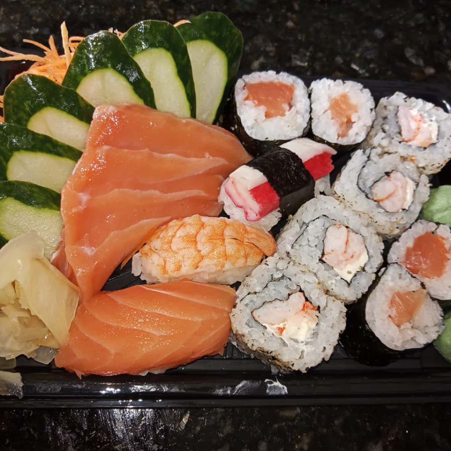 4 uramaki kani , 4 tekamaki , 3 nigiri variado e 4 sashimi