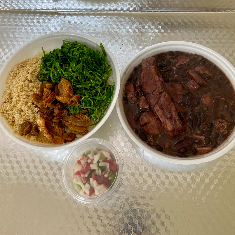 Um combo especial com feijoada, arroz, farofa, couve, torresmo e vinagrete.