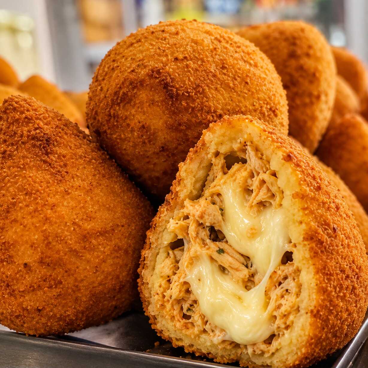 Coxinha de Frango/C Requeijão Cremoso, feito com massa de batata. 125g