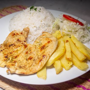 Pechuga a la Parrilla con Papas Fritas