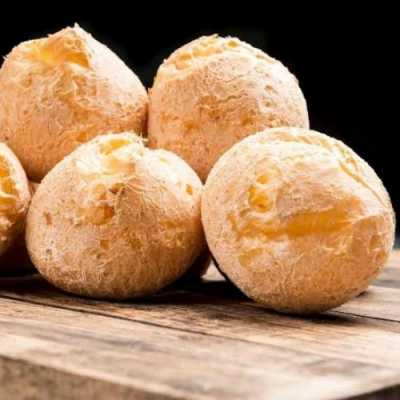 Tradicional pão de queijo mineiro, macio por dentro e crocante por fora, feito com queijo curado.