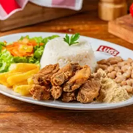 Meio Da Asa
Prato de Trix (corte especial da tulipa crocante) com o nosso tempero secreto, acompanha arroz, feijão, farofa, a inigualável e exclusiva batata belga frita e salada (alface, cenoura e tomate).