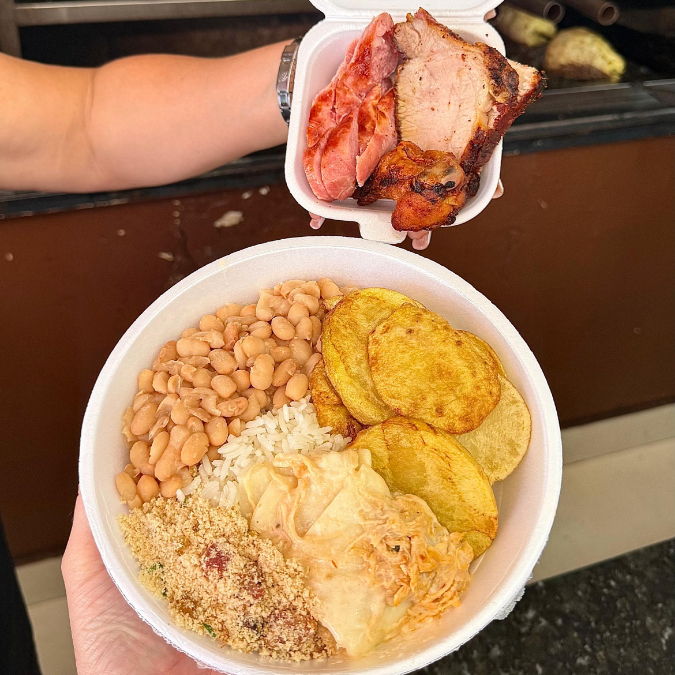 Arroz, feijão, 3 acompanhamentos + SALADA e 2 opções de carnes