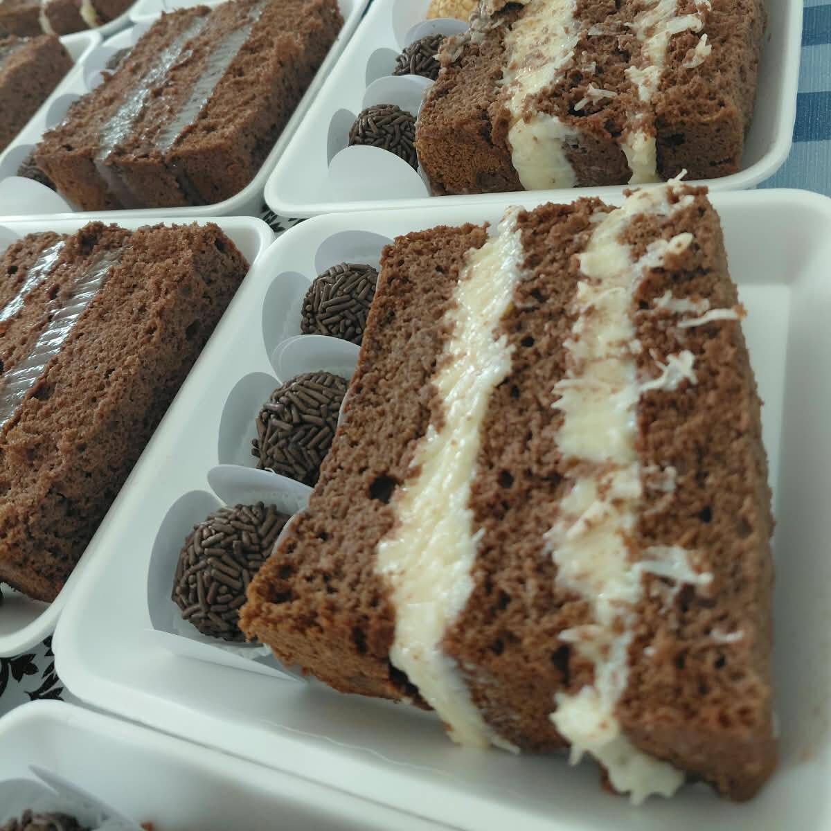 Fatia de bolo fofinho e molhadinho sabor Prestigio, recheado com um creme super cremoso e irresistível, doce na medida certa e simplesmente delicioso.