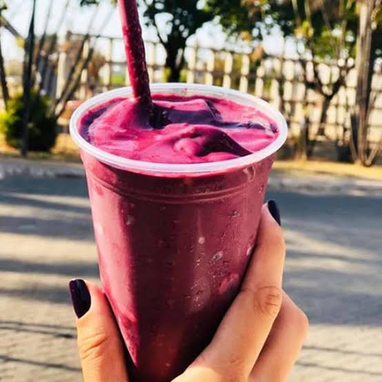 Açaí, leite condensado, vodka e gelo