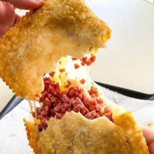 Calabresa, mussarela bem derretida, tomate, ovo e azeitona.