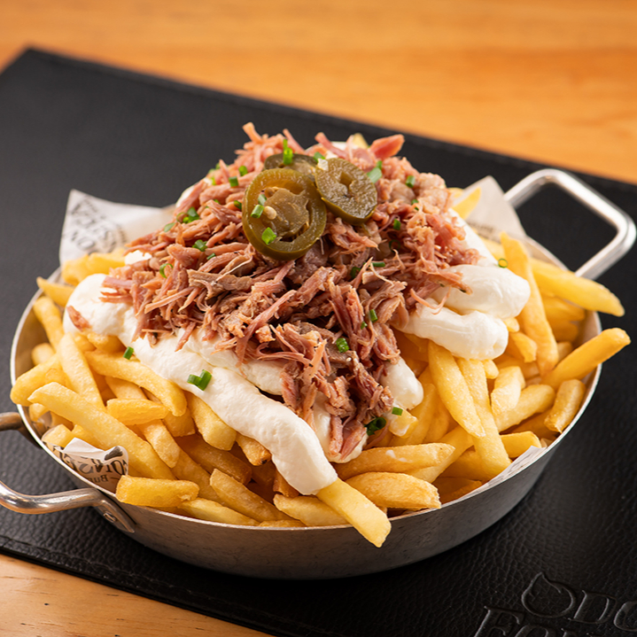 Fritas, cream cheese, pulled pork, picles de pimenta jalapeno e cebolinha. (450g)
