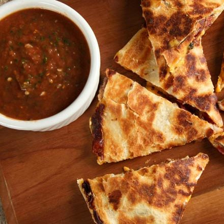 6 Pedaços de tortilha de trigo tostada e recheada com nosso chilli, queijo.