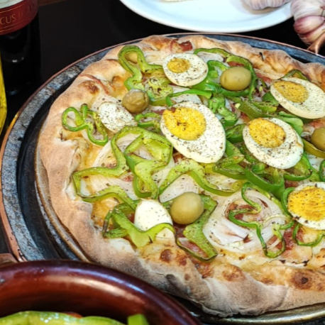 MOLHO AO SUGO, MUSSARELA, PRESUNTO, CEBOLA, PIMENTÃO, OVOS E ORÉGANO