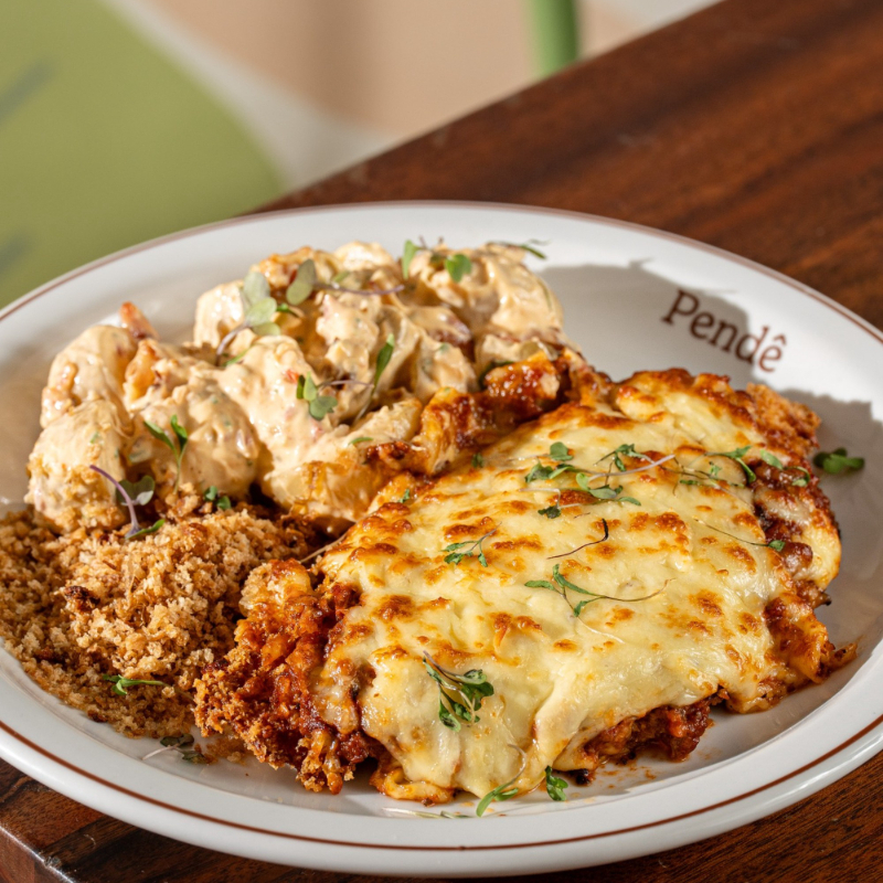 Salada de batatas/ Farofa panko  Obs/ Composição da salada de batatas: batata calabresa, maionese da casa, cebola roxa e cebolete.