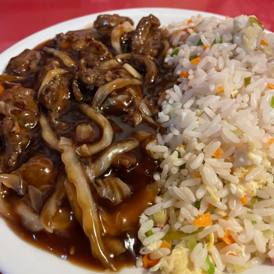 Experimente a carne com cebola sem legumes, onde a carne desfiada é realçada por um molho shoyu delicioso, destacando o sabor da carne.