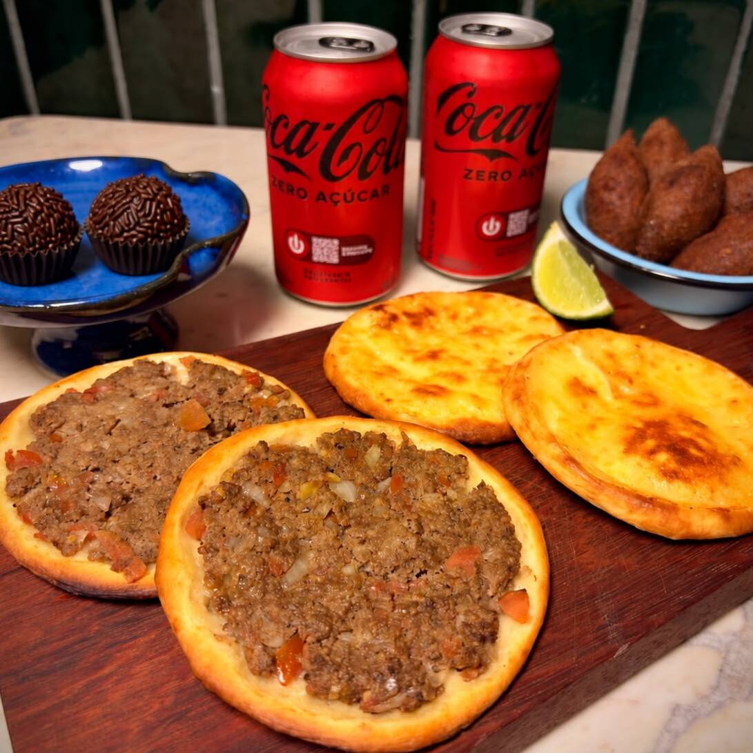 Seleção de 2 Esfihas Abertas de Carne + 2 Esfihas Abertas de Queijo + 4 MIni Kibes Fritos + 2 Coca Cola Zero Açucar 350ml + 2 Brigadeiros