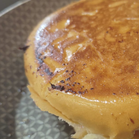 Pão especial 12cm, pequeno hamburguer (120g), maionese caseira ultra cremosa, alface americana, tomate, milho, ovo, queijo mussarela