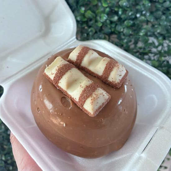 Mini Vulcão Kinder Bueno: A indulgência que você merece! Nosso bolo fofinho é generosamente preenchido e coberto pelo aveludado Creme sabor Kinder Bueno. A experiência fica completa com o toque final de pedaços crocantes de Kinder Bueno Original no topo. Uma verdadeira erupção de sabor que te transporta para a infância!