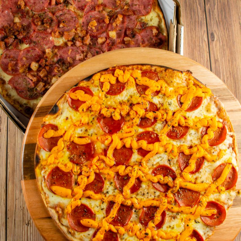 Uma pizza família de 45 cm, com borda dourada e generosa cobertura, perfeita para compartilhar! Acompanha um refrigerante gelado de 2 litros para completar a experiência. Ideal para reunir a galera e saborear cada fatia com muito prazer. Sabor, tamanho e refrescância em uma só oferta!