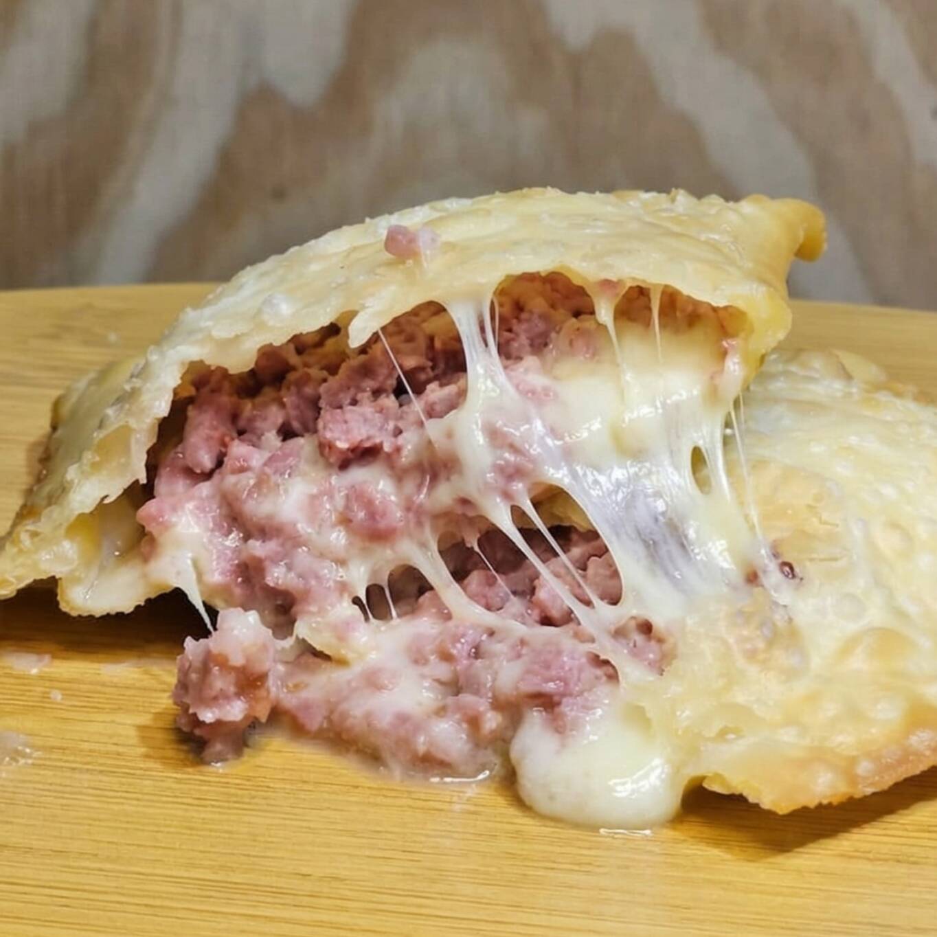 Delicioso pastel recheado com calabresa e queijo derretido, crocante por fora e macio por dentro. Irresistível e saboroso!