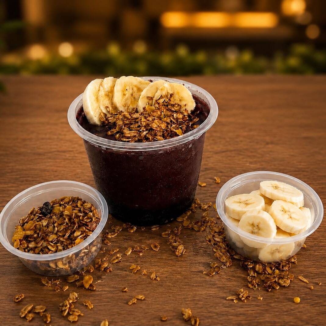 Açaí de 350ml, acompanhado com banana e granola.