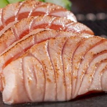 Salmão Levemente Maçaricado, Intensificando Seu Sabor Amanteigado E Adicionando Uma Nota Sutil De Defumado. (Unidade)