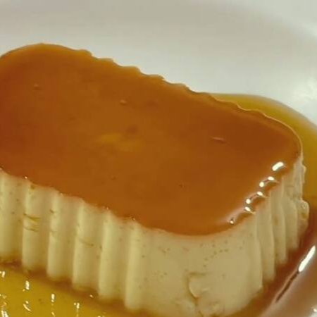 Mini pudim sabor leite condensado. Obs: Deixar descongelar na geladeira para consumir.