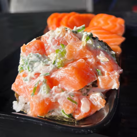 Inclui um delicioso temaki de salmão cru enrolado à mão, temos ainda 4 fatias de sashimi de salmão, delicadamente cortadas.