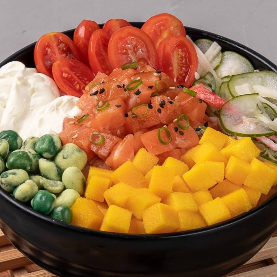 Base à sua escolha, salmão marinado, sunomono (salada de pepino, kani e gergelim), manga, peas de wasabi, tomate cereja, sour cream, cebolinha e mix de gergelim. 
Escolha a base do seu poke: Arroz japonês (shari) ou Salada!