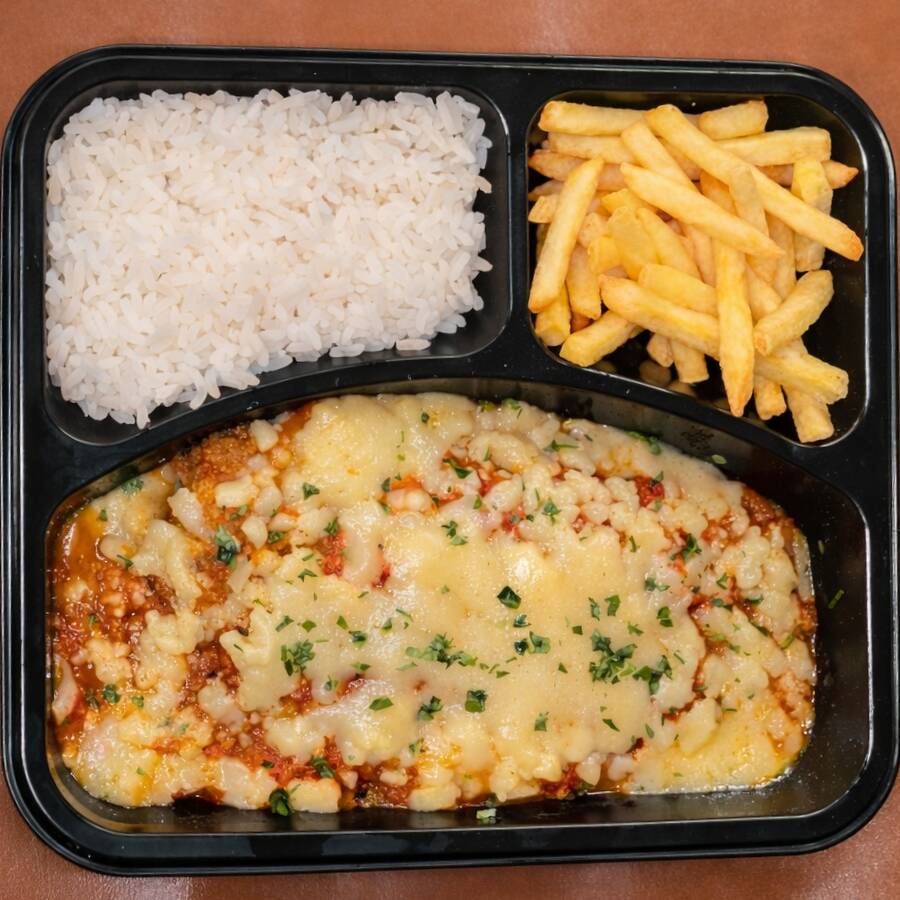 Frango Empanado Dourado com Molho Pomodoro e Muçarela Derretida. Acompanha Arroz Branco e Batata Frita. Peça Já e Saboreie!