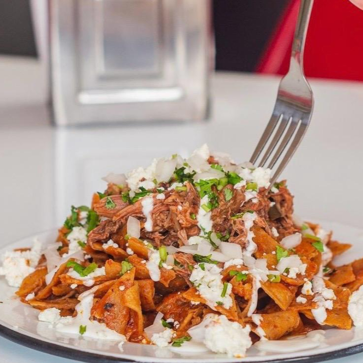 CHILAQUILES CON BIRRIA EN COMBO CON CONSOME