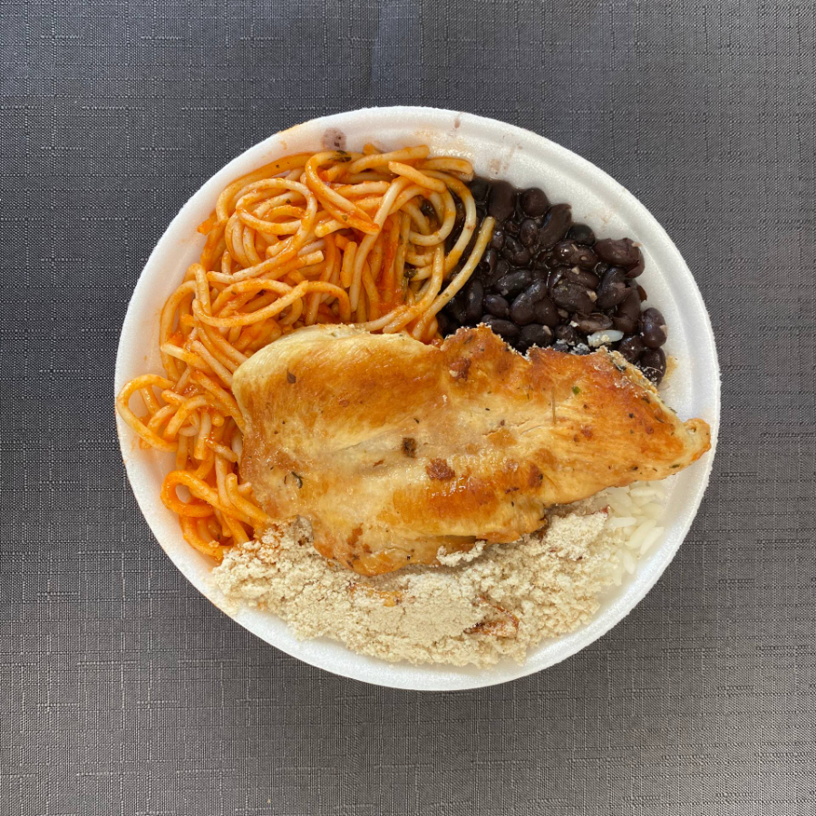 Arroz,Feijão,macarrão e farofa.