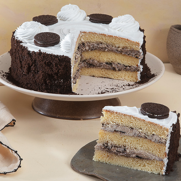 Bolo com massa pão de ló, com duas camadas de recheio de creme Oreo, coberto com chantilly, biscoito triturado e decoração com Oreo. Imagem meramente ilustrativa.
Bolo pequeno serve até 8 fatias.
Bolo grande serve até 16 fatias.
