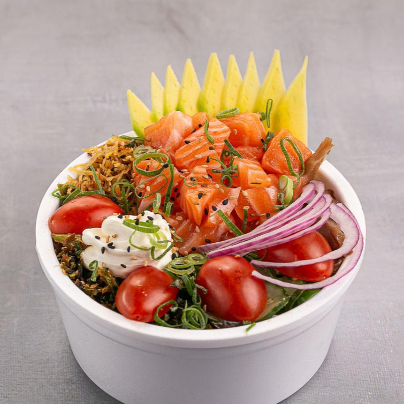 Arroz,salmão em cubos,shimeji,sunomonu,manga,tomate cereja,cebola roxa,batata frita,couve frita,cebolinha,,cream cheese,genilim. Não alteramos itens.