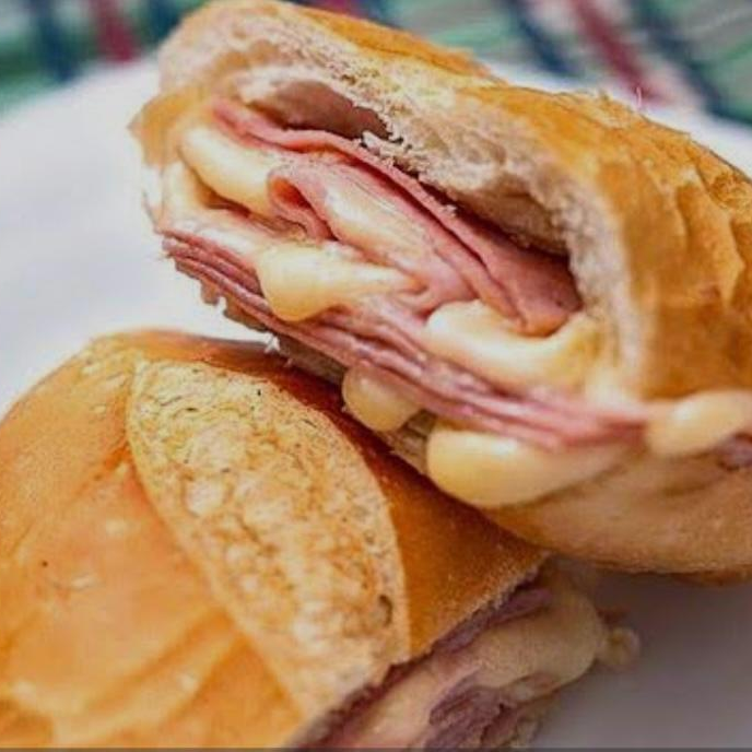 Pão, Presunt, Queijo e ovo. Bem Quentinho Feito Na Hora!