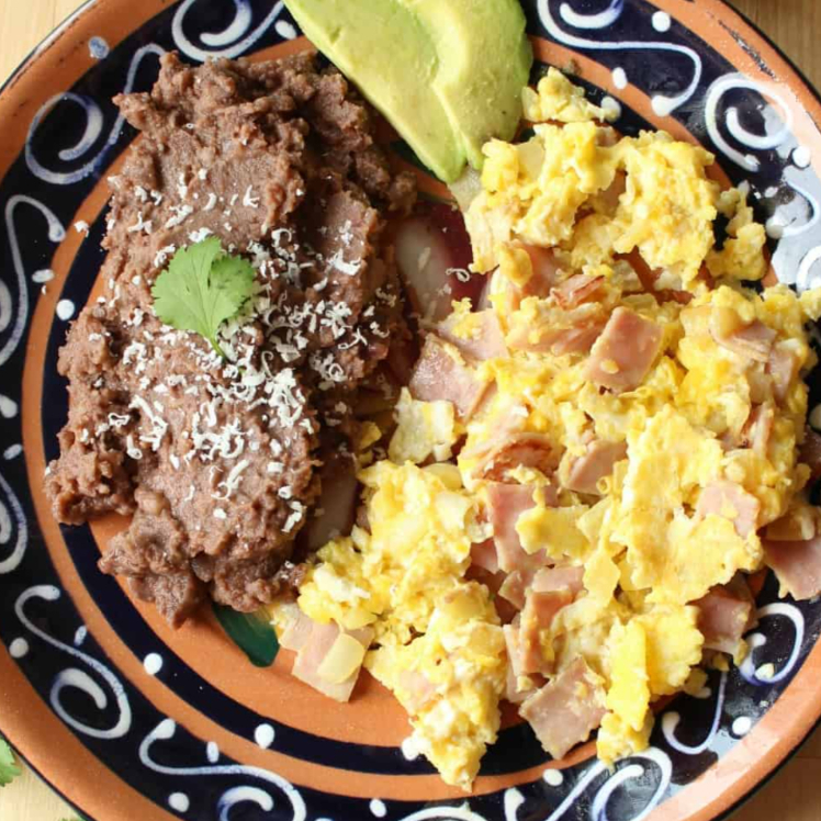 HUEVITOS CON JAMÓN, TOCINO O CHORIZO