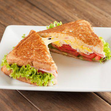 Dois mistos completos com presunto, queijo, ovo e tomate + uma coca lata de 350ml. (ATENÇÃO: IMAGEM ILUSTRATIVA, PRODUTO ORIGINAL FEITO NO PÃO FRANCÊS);