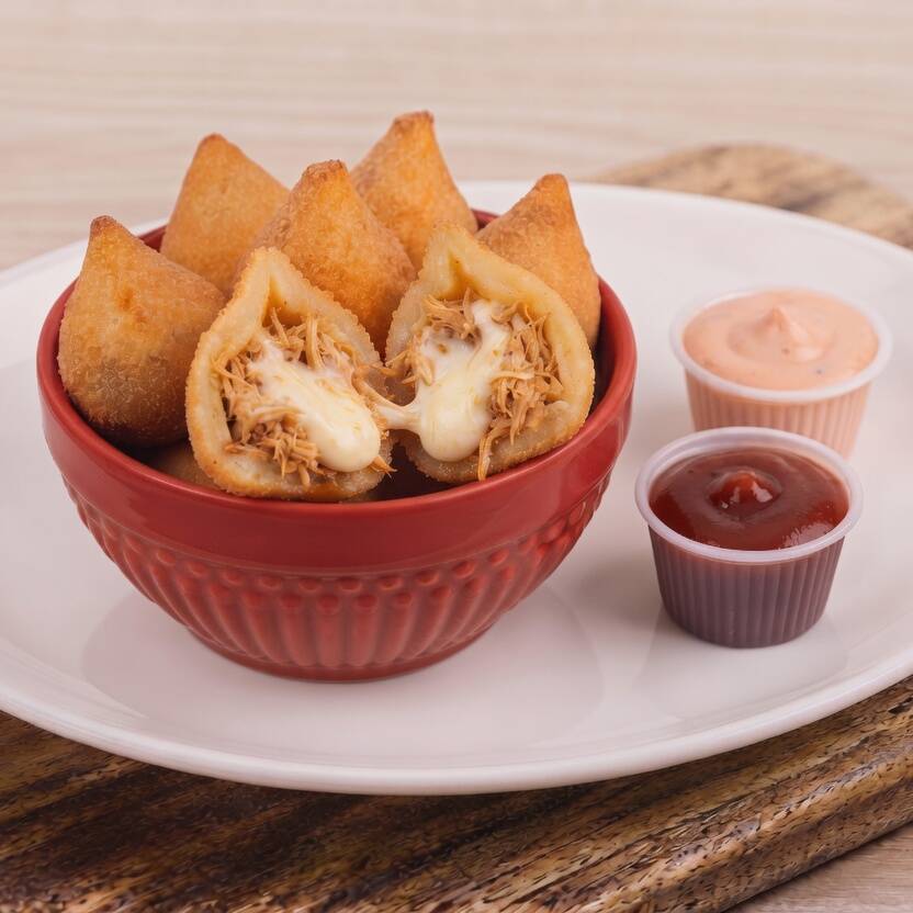 8 unidades de coxinha de frango premium (35g cada) com recheio extra cremoso de requeijão