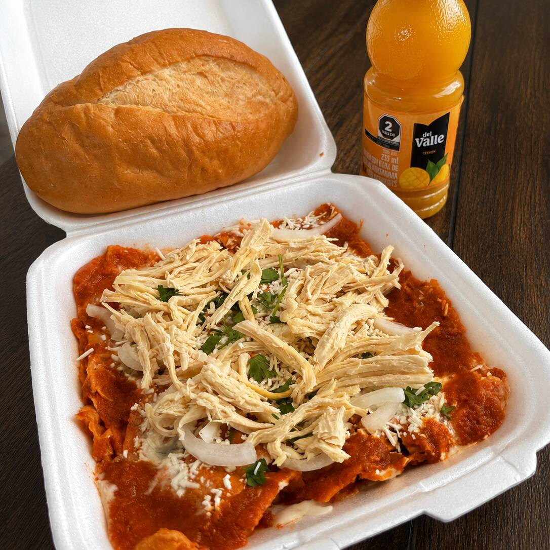 Chilaquiles Rojos C/Pollo + Bolillo + Jugo