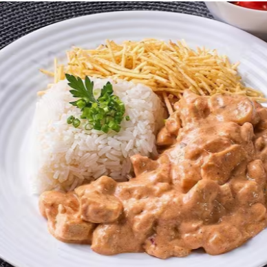 Marmita Completa e Cremosa! Acompanha Arroz e Batata Palha, Frita Ou Sauté.